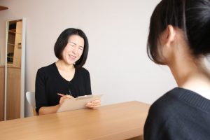女性のための専用セラピースペースにてカウンセリング中の様子